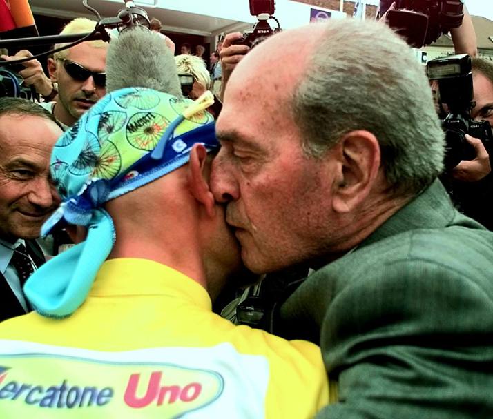 Un bacio tra padre e figlio. Ap